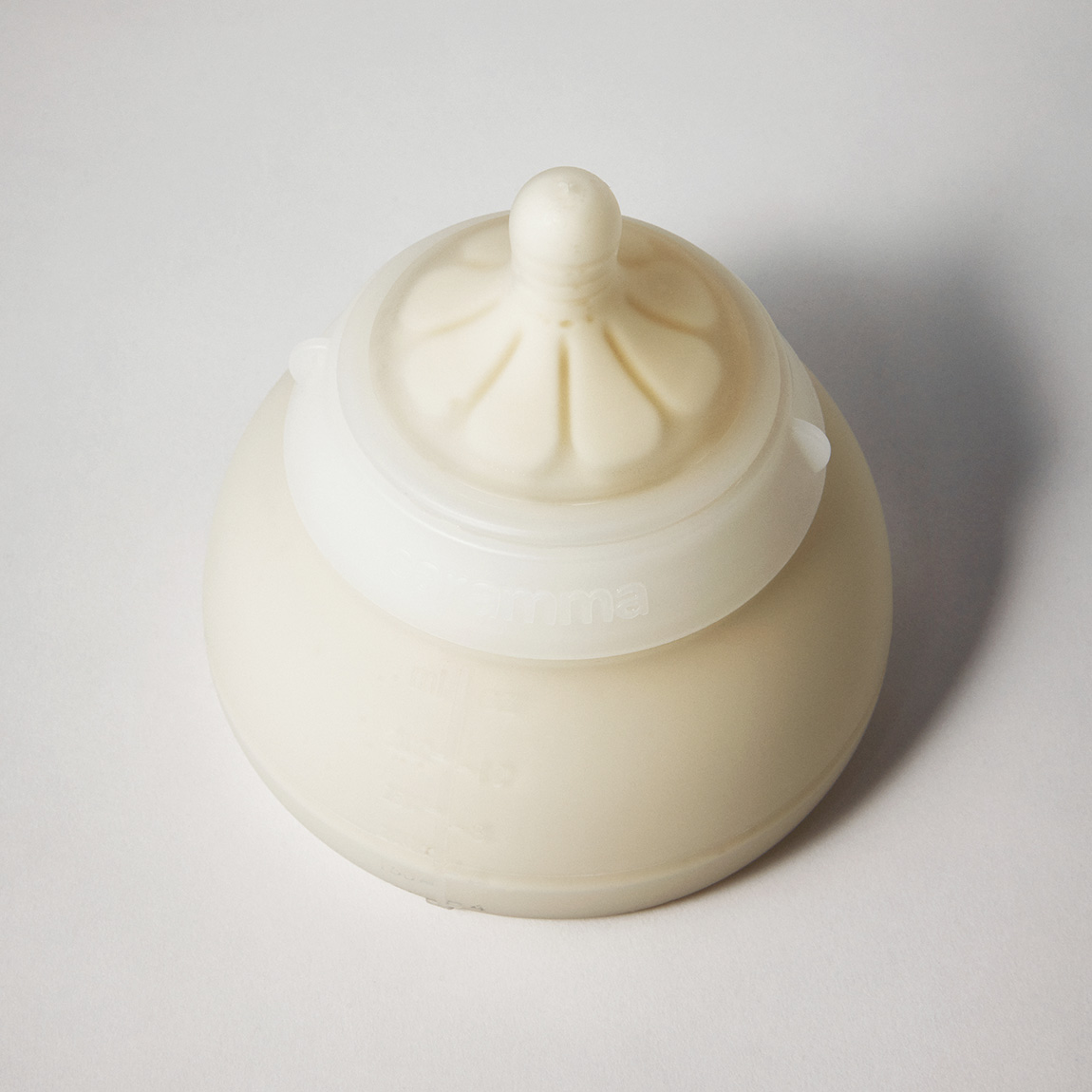 The Caramma support bottle avoids microplastics, enables feeding in all positions, has a patented anti-colic system, and mimics the natural feeding mechanisms. Photo: Mounir Hammoumi & Mads Emil Smed Kjær
