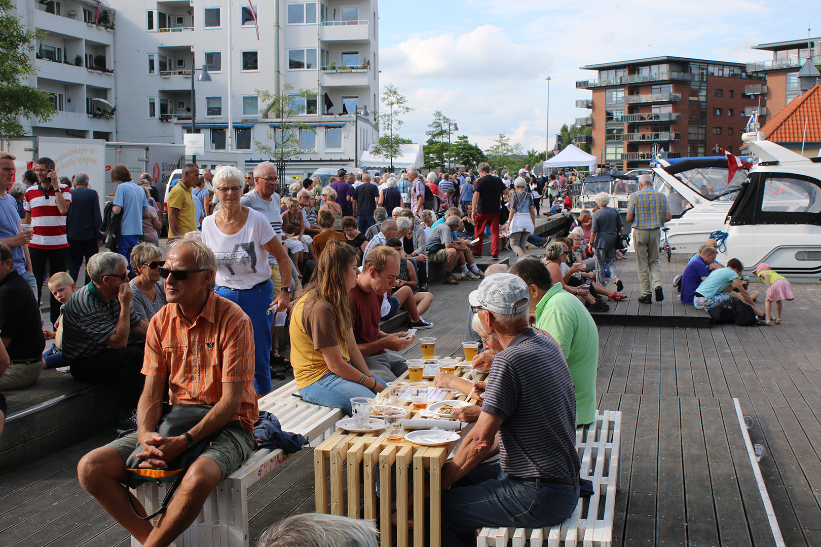 3_Riverboat Jazz Festival_6_Relaxing with food_Riverboat Jazz Festival