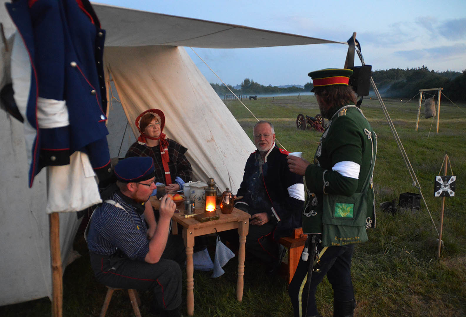 Meet Dybbøl Banke’s friendly foes, dressed up in historic Danish and German soldiers’ uniforms, historical re-enactors showcase their skills
