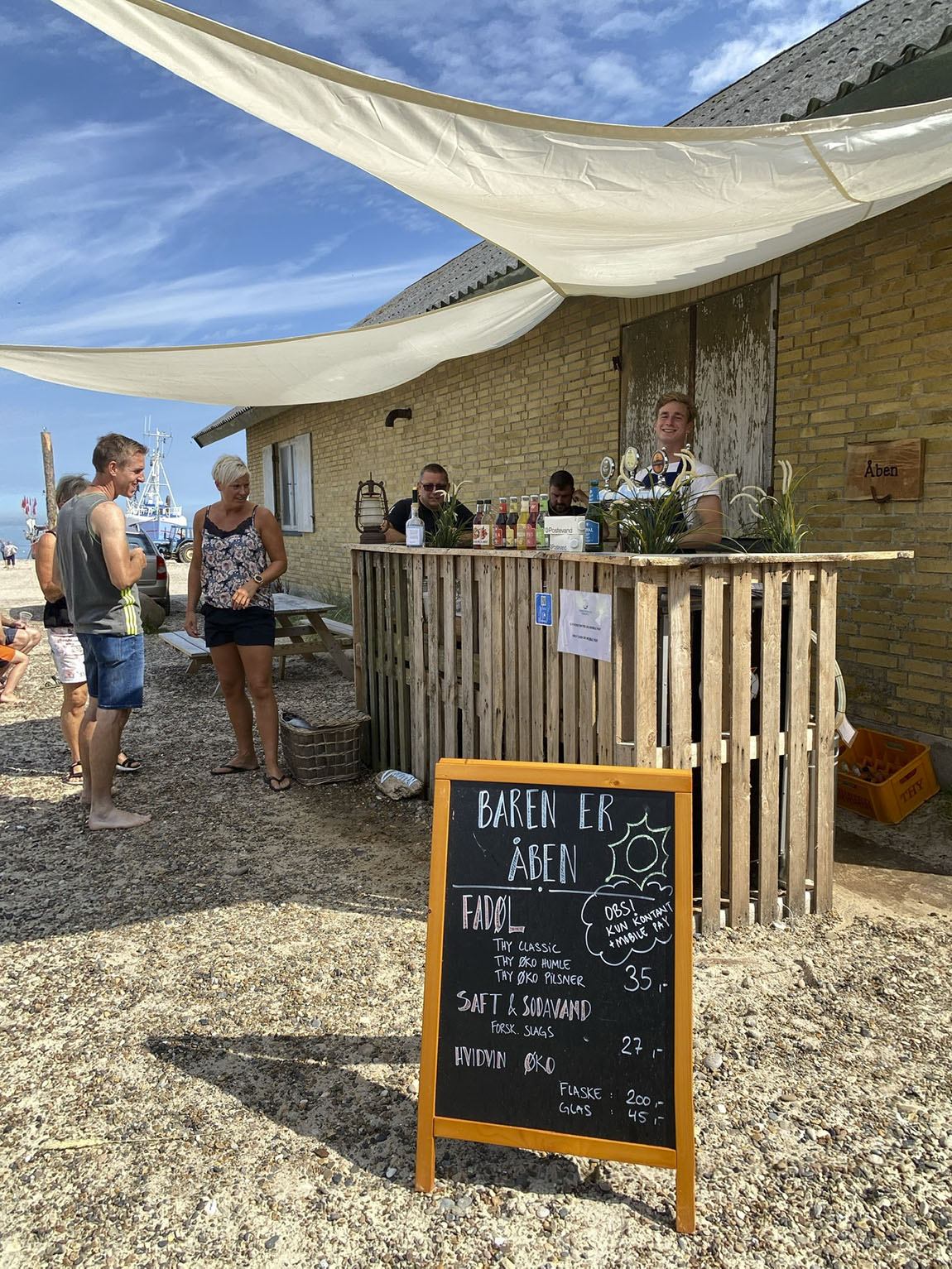 Thorupstrand Fiskehus: Barefoot in the surf with fish ’n’ chips and live music