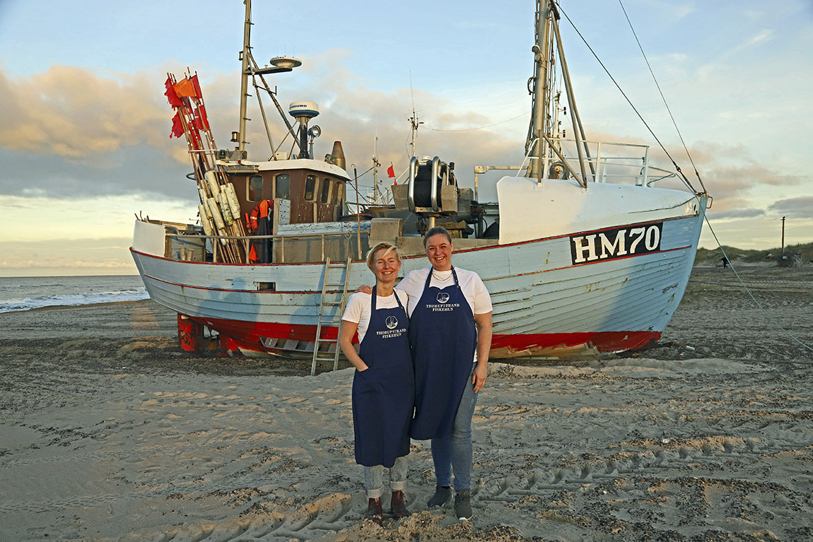 Thorupstrand Fiskehus: Barefoot in the surf with fish ’n’ chips and live music