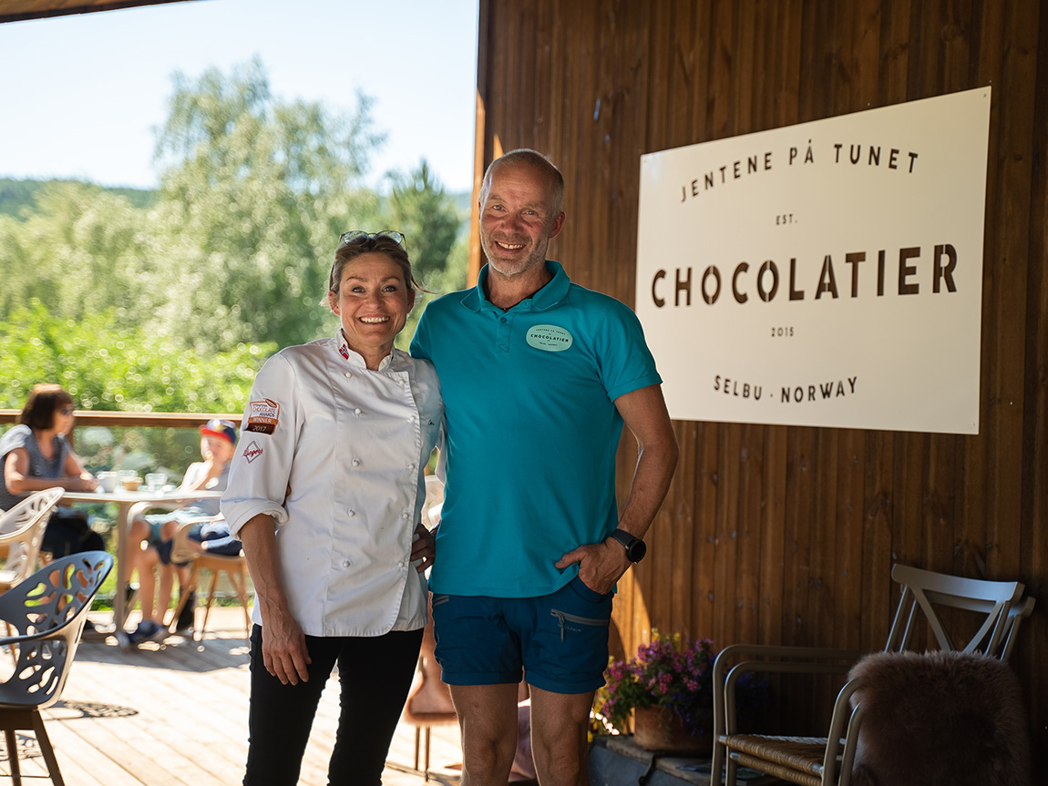 Jentene på Tunet: Chocolate delights from barn to box