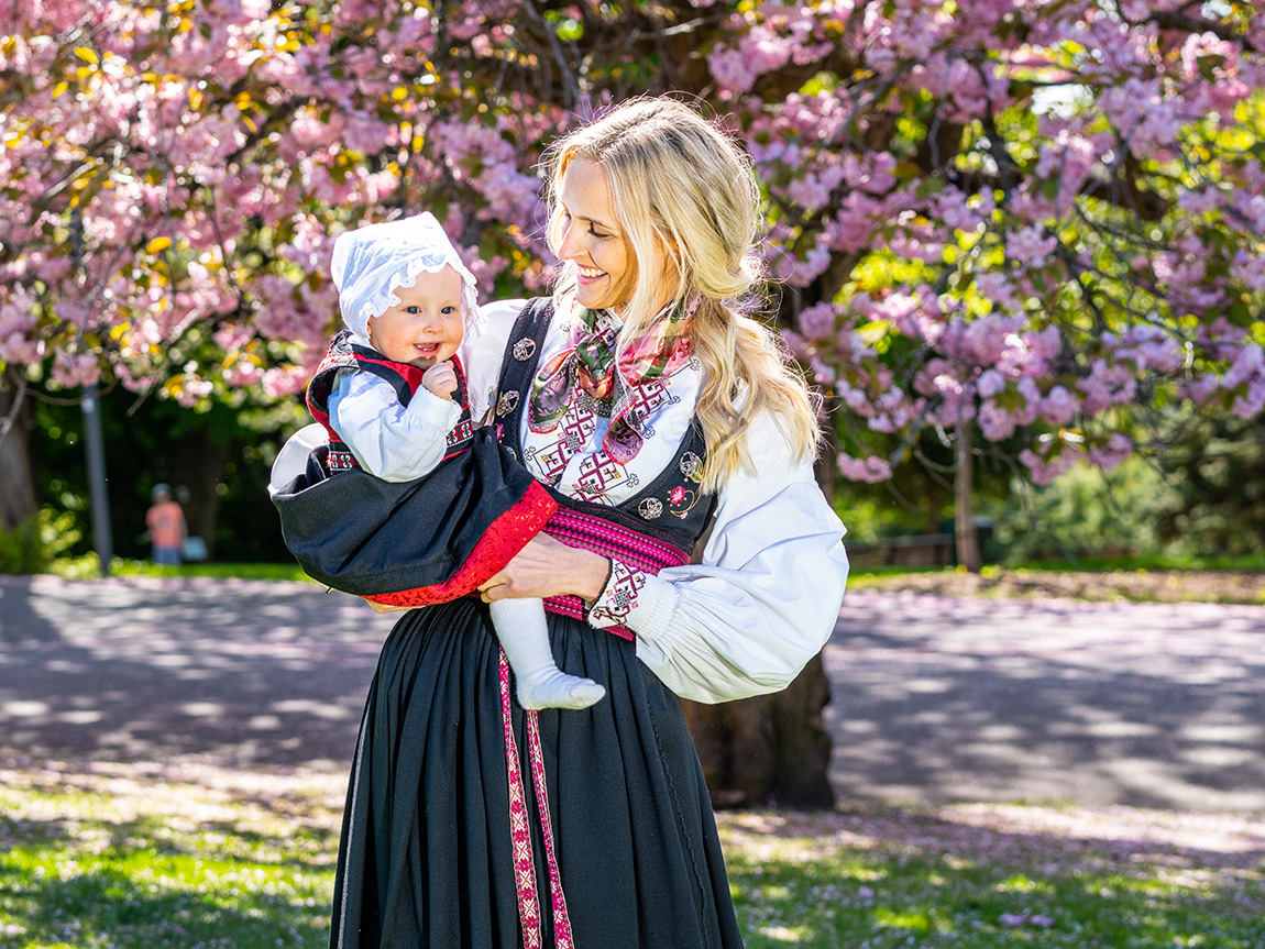 Mother and child in bunad - Norway’s national day. Photo: Fredrik Ahlsen-Maverix Media AS /Visitnorway.com