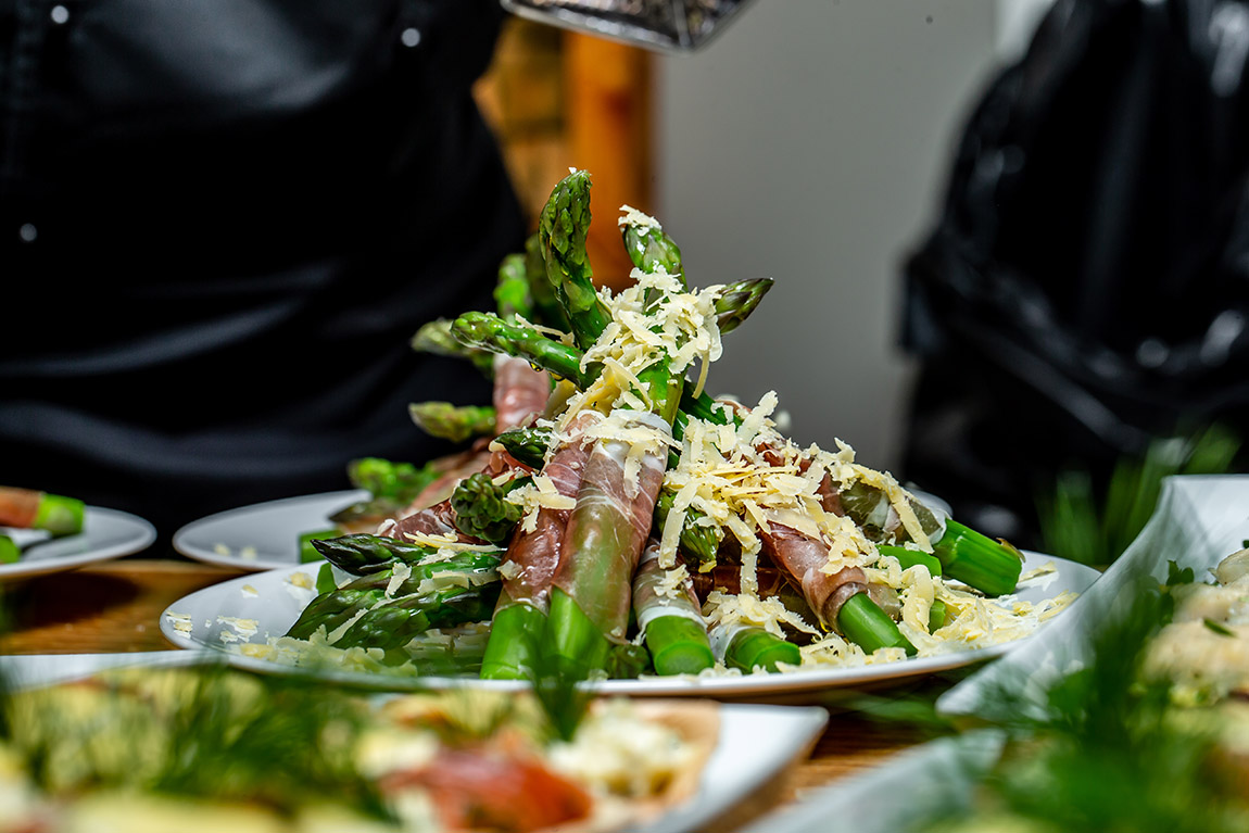 Fresh asparagus - simple and elegant. Photo: Tove Lise Mossestad