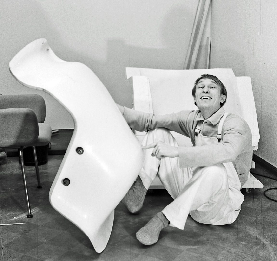 Yrjö Kukkapuro with the Karuselli chair, designed in 1964. Photo: Studio Kukkapuro